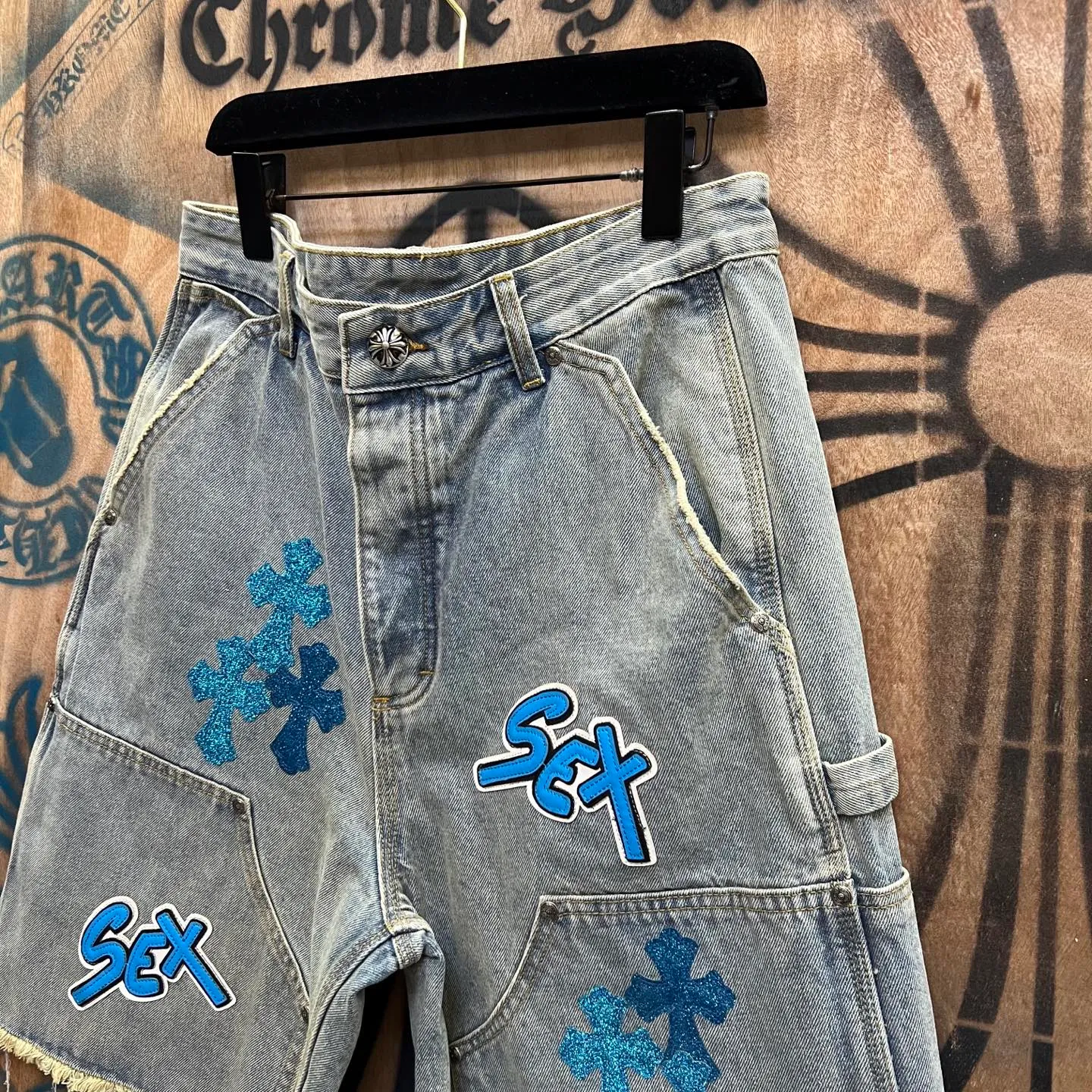 P520 chrome hearts limited series new city limited jeans Chrome Hearts city limited denim shorts vintage levis American made 501 505 517 base version remake Levis American made 501 base version imported sheepskin 925 silver remake Customers provide waist and pants length or height and weight. The studio will select the most suitable base version for you to remake. There are many people doing remakes in the market. Don’t belittle or comment. The difference is visible to the naked eye. See and compare for yourself #CHROME HEARTS Unisex style